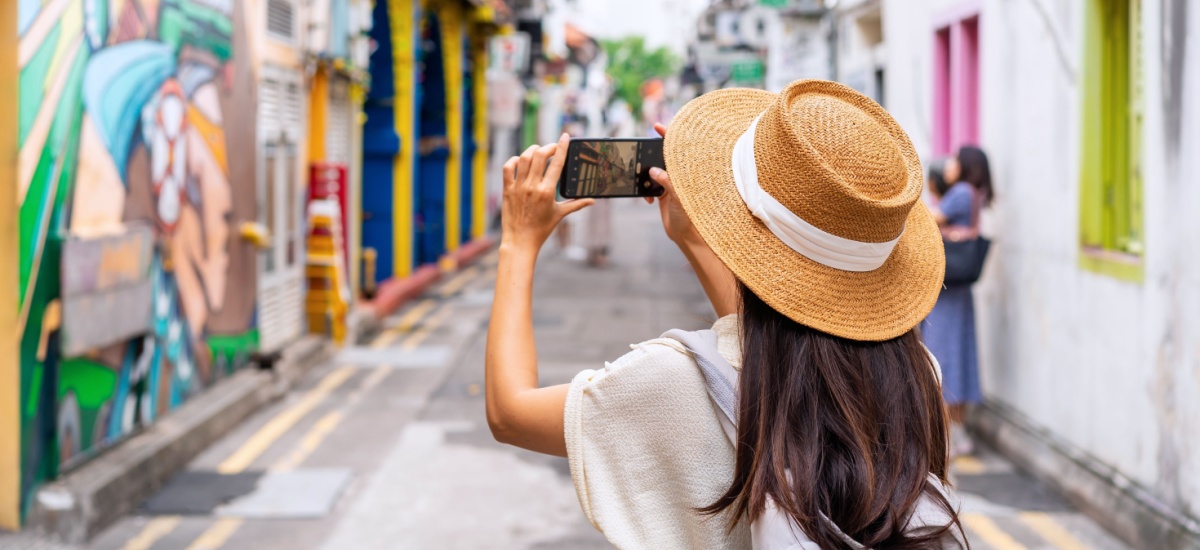 young-tourist-taking-a-photo-in-haji-lane-singapore