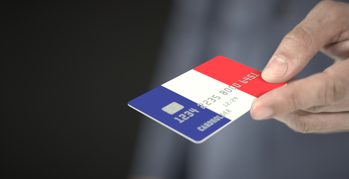 フランスに移住した時に費用を確認している画像