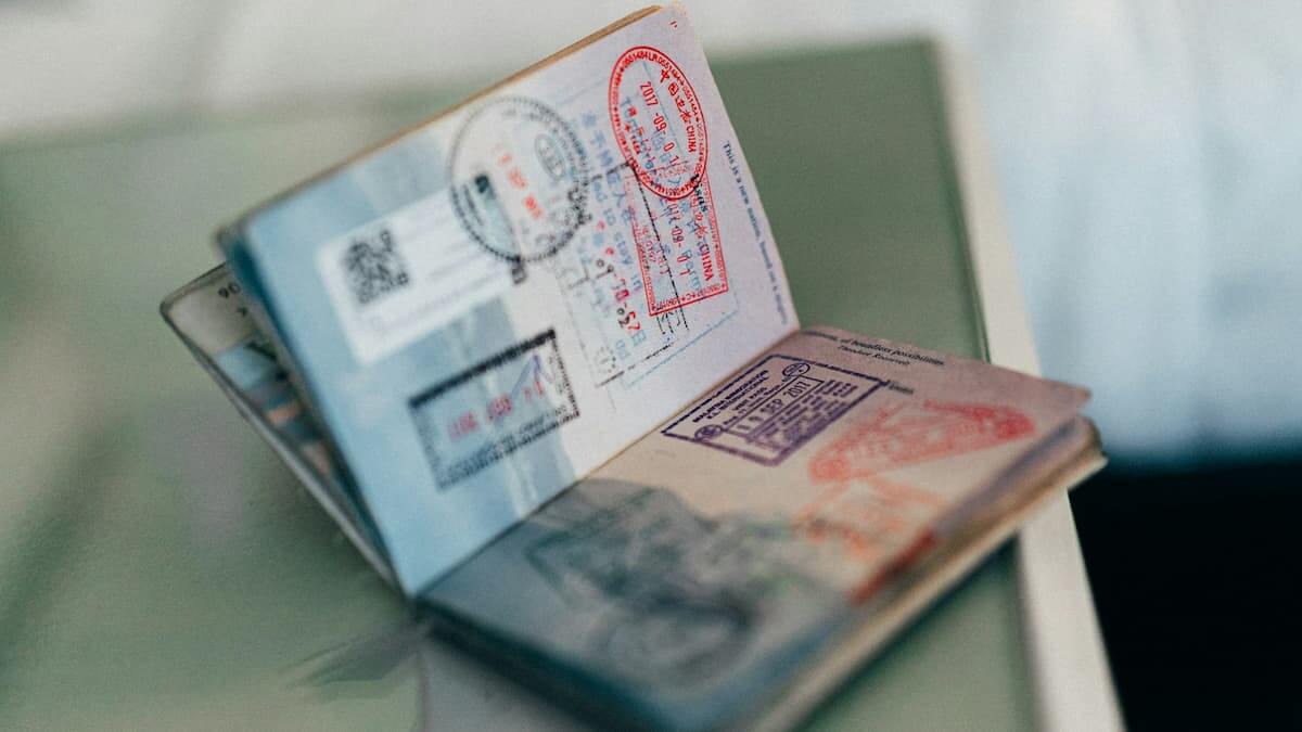 Reisepass mit zahlreichen Einreisestempeln